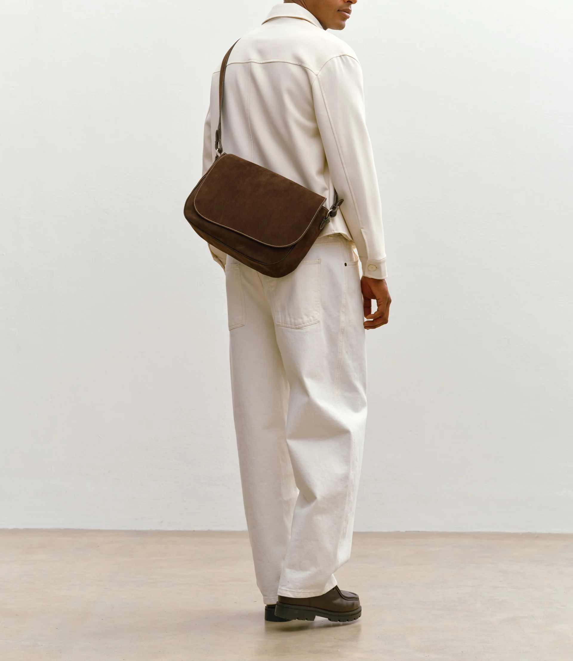 Hunter Messenger Suede Chocolate - Image 2