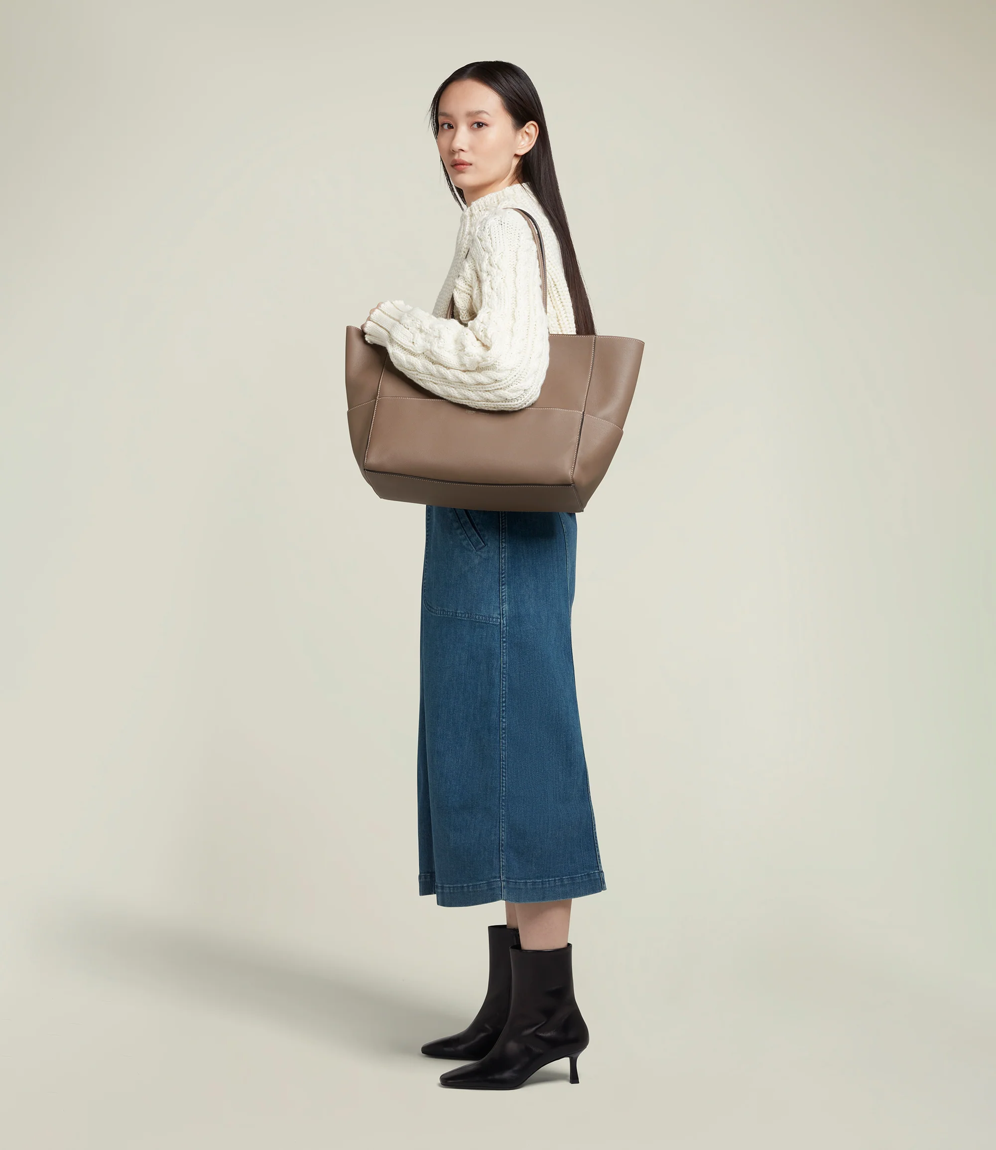 Incognito 36 Cabas Bag Smooth Calfskin Taupe - Image 5