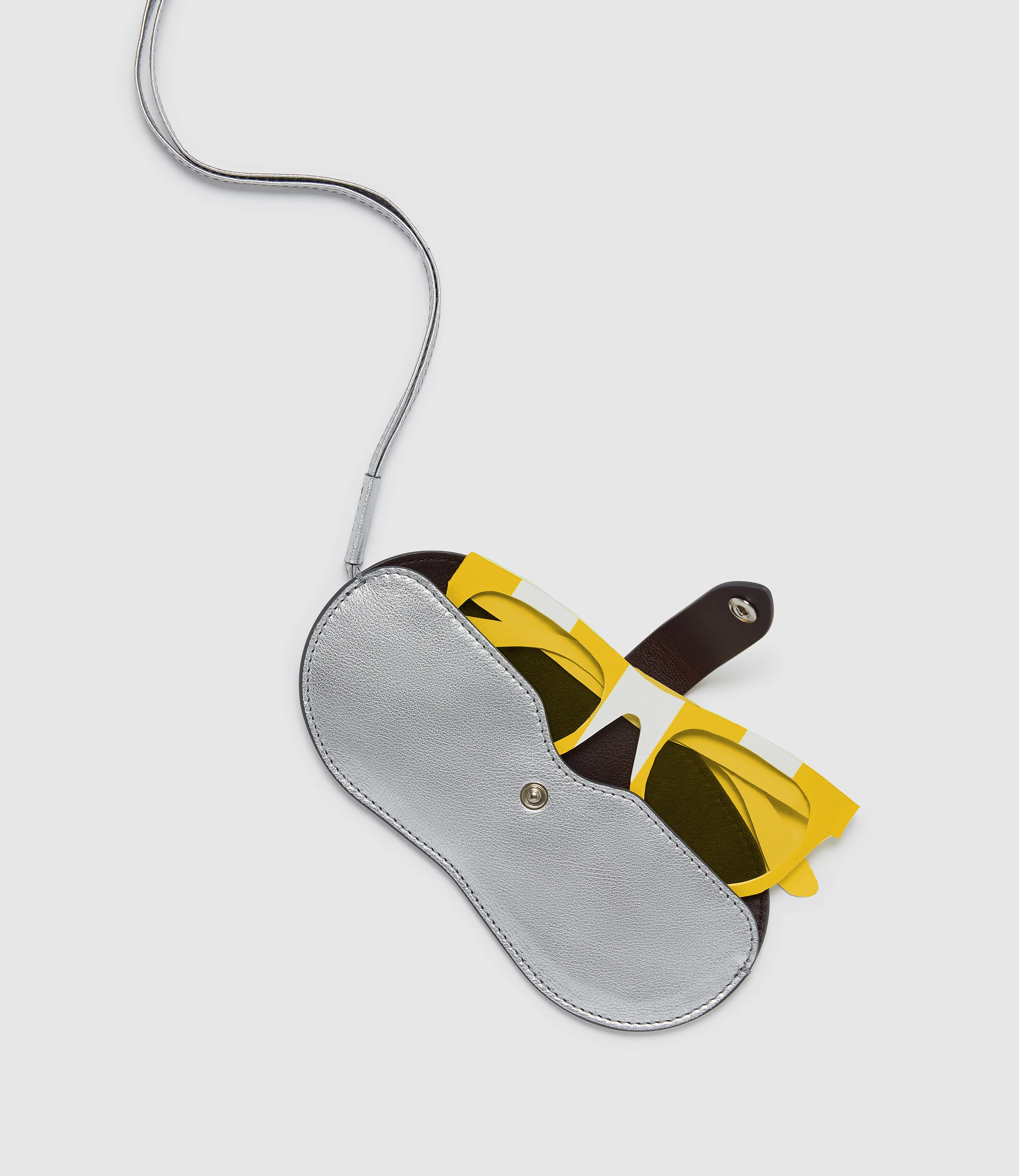 ISSIMO | Métier Glasses Case With Strap Metallic Calfskin Silver - Image 3