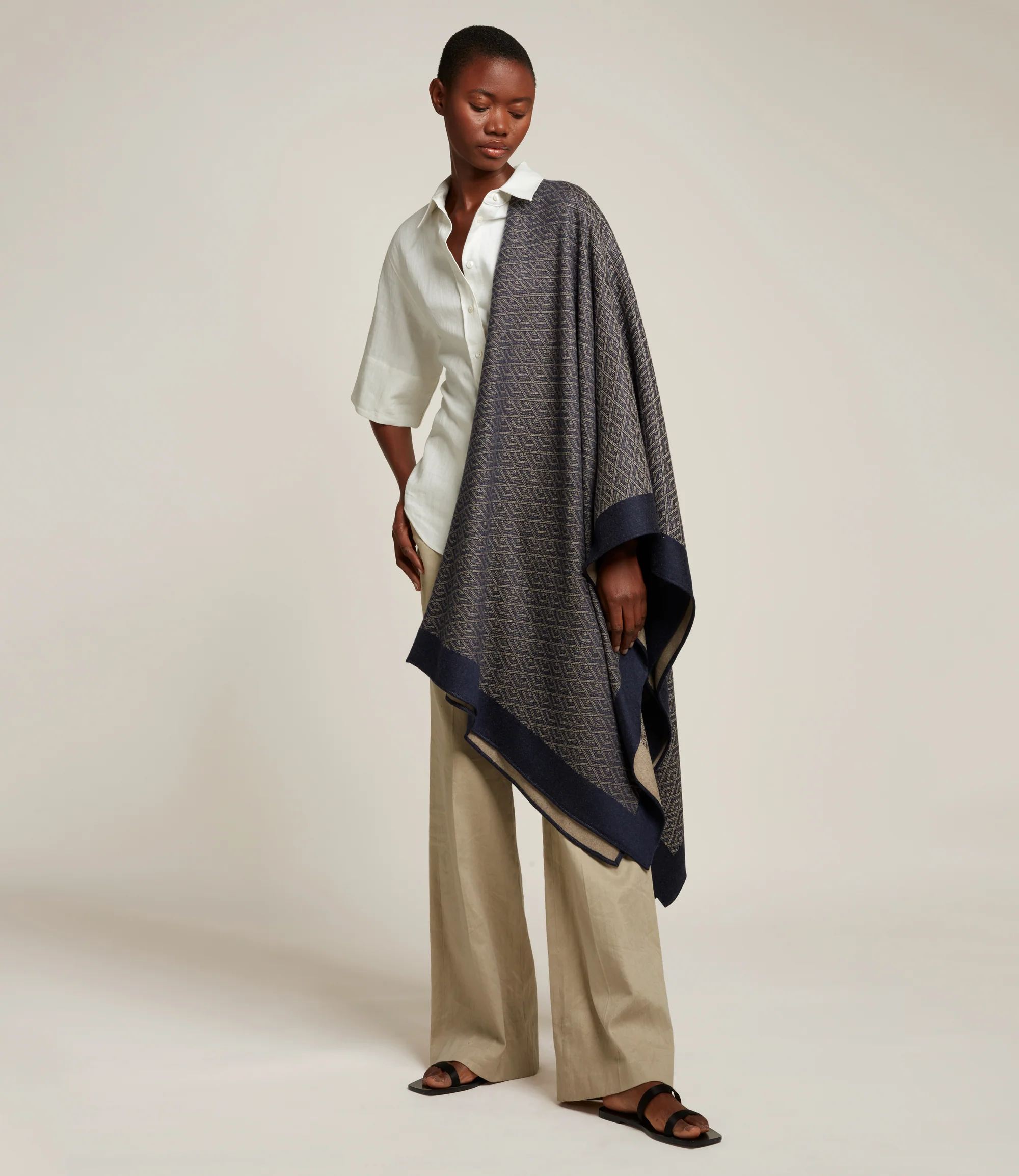 Large Cashmere Throw Navy and Natural - Image 3