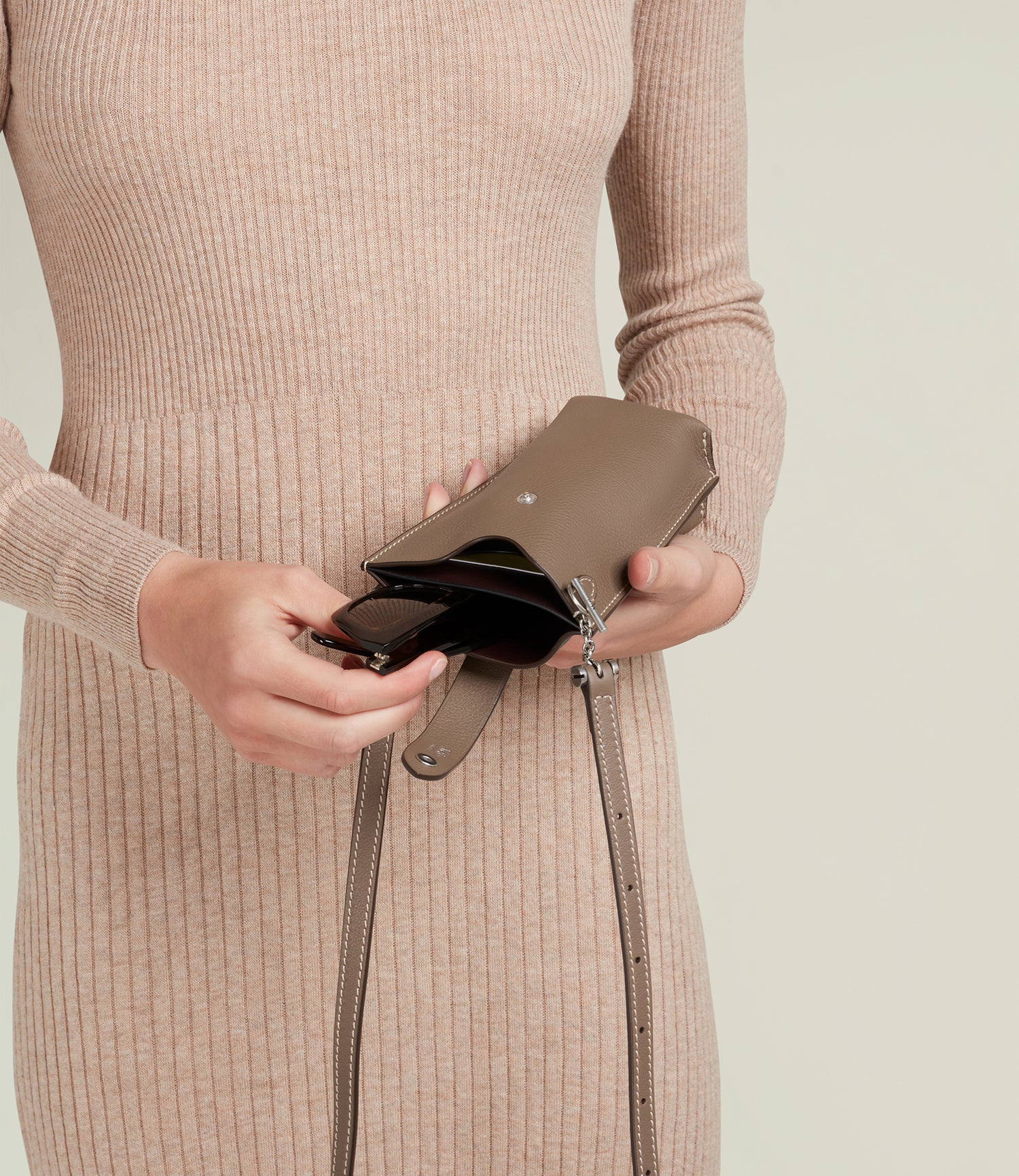 Minimalist Double Smooth Calfskin Taupe - Image 6